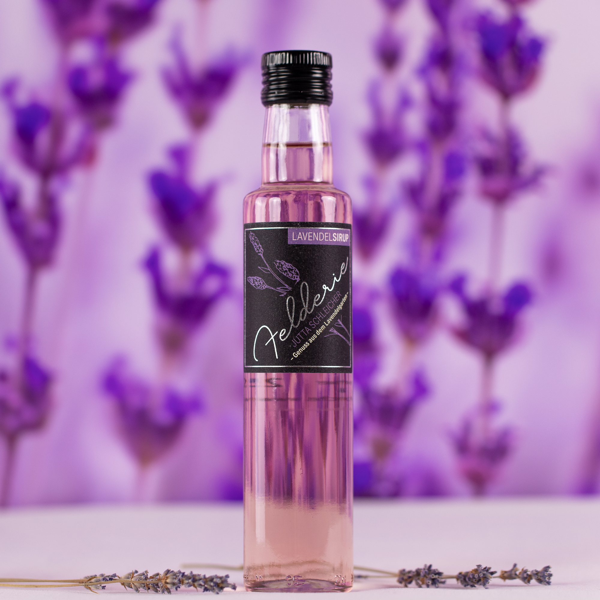 Flasche Lavendel Sirup 250ml Felderie Lavendel Hintergrund