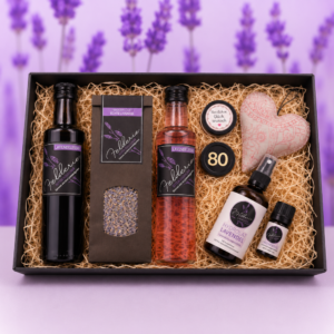 Lavendel Geschenkpaket Nummer 3 schwarze Box Felderie Essig Sirup Lavendelblüten Salz Zucker Hydrolat Öl Duftherz